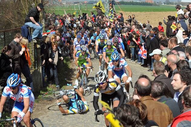 Astana Fahrer stürzt während der Flandern Rundfahrt 2009 -  Radsport Herren Flandern Rundfahrt 2009, Flandernrundfahrt, Straßenradsport, Straße, Rad, ProTour Gruppe