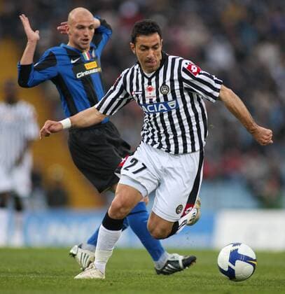 Fabio Quagliarella (Udine, vorn) gegen Esteban Cambiasso (Inter Mailand) -  Fußball Herren Serie A 2008 2009, 1. Italienische Liga, Udinese Calcio - FC Internazionale Mailand 0:1, Gruppe Udine Dynamik,