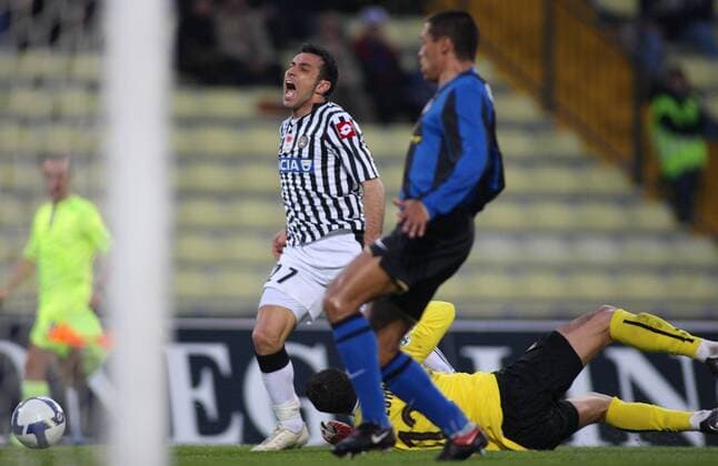 Fabio Quagliarella (Udine) gegen Torwart Julio Cesar (Inter Mailand) -  Fußball Herren Serie A 2008 2009, 1. Italienische Liga, Udinese Calcio - FC Internazionale Mailand 0:1, Gruppe Udine Dynamik,