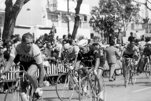 Adolf Huysmans (Belgien Mann Grundig, li.) und Arnaldo Pambianco (Italien Mainetti, 3.v.li.) -  Radsport Herren Giro d Italia 1966, dItalia, Straßenradsport, Straße, Rad Gruppe 11. Etappe: Giulianova - Cesenatico