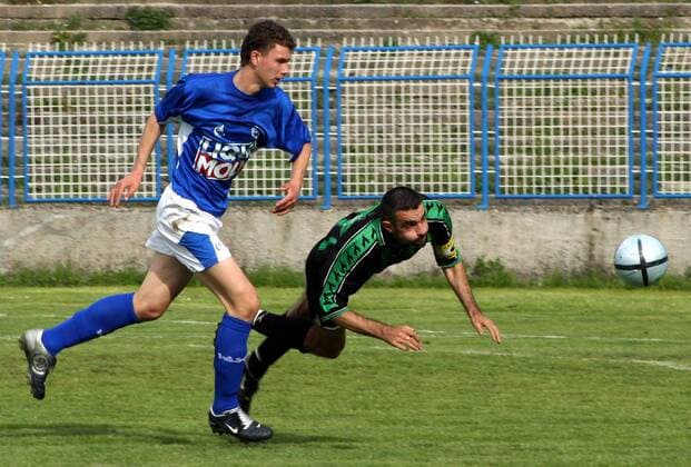 Edin Dzeko (Zeljeznicar Sarajevo, li.) im Duell -  Fußball Herren Premier Liga 2004 2005, 1. Bosnische Liga, Zeljeznicar Sarajevo - Rudar Ugljevik, Vdig Gruppe Sarajevo Dynamik,