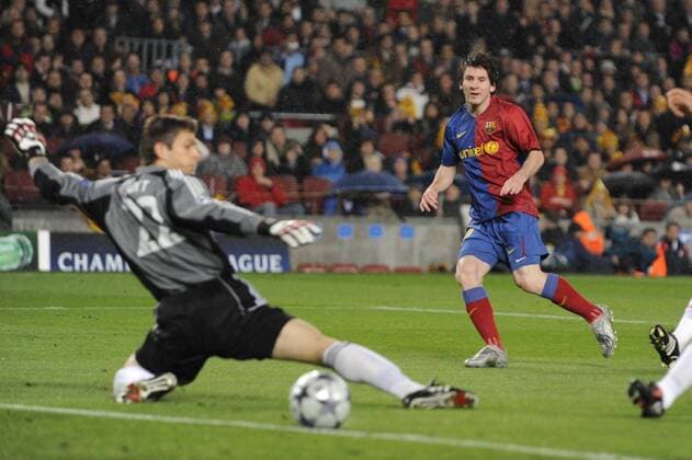 Lionel Messi (FC Barcelona, re.) erzielt das 1:0 gegen Torwart Hans Jörg Butt (Bayern) Fußball EC 1 Herren Champions League 2008 2009, FC Barcelona - FC Bayern München 4:0, Barca Gruppe Barcelona Dynamik,