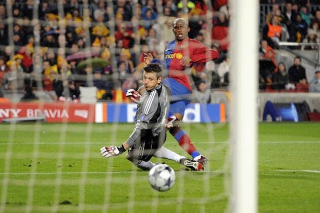 Samuel Etoo (FC Barcelona, hi.) trifft zum 2:0 gegen Torwart Hans Jörg Butt (Bayern) Fußball EC 1 Herren Champions League 2008 2009, FC Barca - FC Bayern München 4:0 Gruppe Barcelona Dynamik,