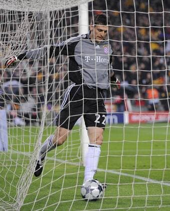 Torwart Hans Jörg Butt (Bayern) holt frustriert den Ball aus dem Tornetz Fußball EC 1 Herren Champions League 2008 2009, FC Barca - FC Bayern München 4:0 Einzelbild Barcelona Enttäuschung,