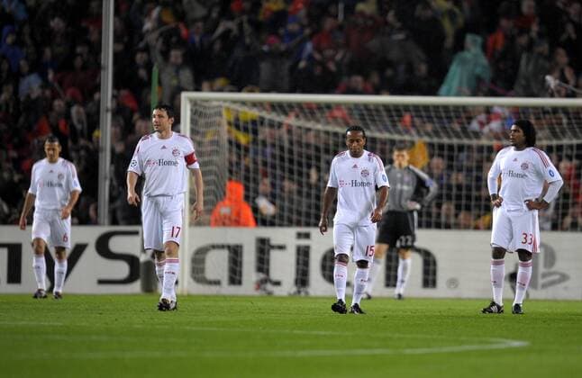 Ze Roberto (Mitte), Breno (re.) und Mark van Bommel (alle Bayern) enttäuscht Fußball EC 1 Herren Champions League 2008 2009, FC Bayern München Gruppe Barcelona Enttäuschung,