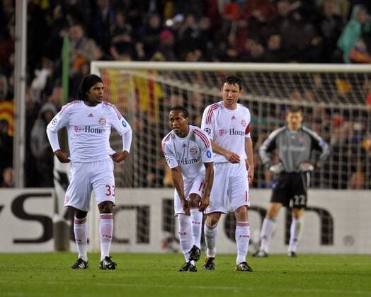 Ze Roberto (Mitte), Breno (li.) und Mark van Bommel (alle Bayern) enttäuscht Fußball EC 1 Herren Champions League 2008 2009, FC Bayern München Gruppe Barcelona Enttäuschung,