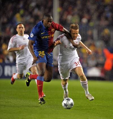Yaya Toure (FC Barcelona, li.) gegen Christian Lell (Bayern) Fußball EC 1 Herren Champions League 2008 2009, FC Barcelona - FC Bayern München 4:0, Barca Gruppe Barcelona Dynamik,