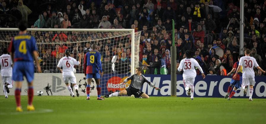 Torwart Hans Jörg Butt (Bayern, Mitte) kassiert das 1:0 gegen Messi (FC Barcelona, 2. v. re.) Fußball EC 1 Herren Champions League 2008 2009, FC Barcelona - FC Bayern München 4:0, Barca Totale Barcelona Dynamik,