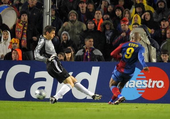 Torwart Hans Jörg Butt (Bayern, li.) kassiert das 2:0 gegen Samuel Eto o (FC Barcelona, 2. v. re.) Fußball EC 1 Herren Champions League 2008 2009, FC Barcelona - FC Bayern München 4:0, Barca Gruppe Barcelona Dynamik,