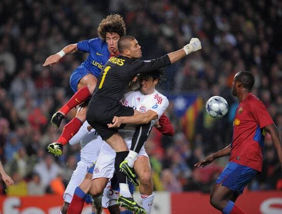 Luca Toni (Bayern, 2.v.re.) gegen Torwart Victor Valdes, Carles Puyol (li.) und Yaya Toure (alle FC Barcelona) - Fußball EC 1 Herren Champions League 2008 2009, FC Barca - FC Bayern München 4:0 Gruppe Barcelona Dynamik,