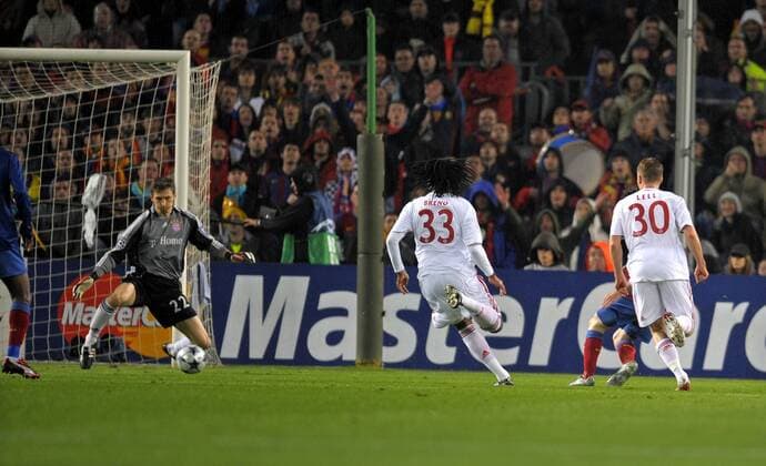Torwart Hans Jörg Butt (li.), Breno (Mitte) und Christian Lell (alle Bayern) kassieren das 1:0 Fußball EC 1 Herren Champions League 2008 2009, FC Barcelona - FC Bayern München 4:0, Barca Gruppe Barcelona Dynamik,