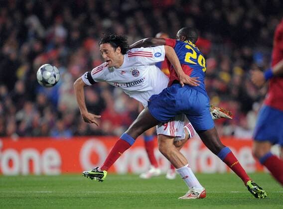 Luca Toni (Bayern, li.) gegen Yaya Toure (FC Barcelona) - Fußball EC 1 Herren Champions League 2008 2009, FC Barca - FC Bayern München 4:0 Gruppe Barcelona Dynamik,