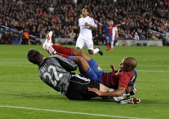 Torwart Hans Jörg Butt (Bayern) wird im Zweikampf durch Thierry Henry (FC Barcelona) verletzt Fußball EC 1 Herren Champions League 2008 2009, FC Barca - FC Bayern München 4:0 Gruppe Barcelona Dynamik, Kampf,