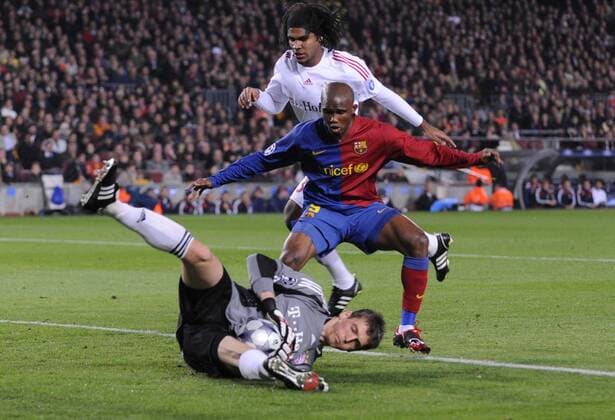 Samuel Etoo (FC Barcelona, Mitte) gegen Torwart Hans Jörg Butt und Breno (beide Bayern) Fußball EC 1 Herren Champions League 2008 2009, FC Barca - FC Bayern München 4:0 Gruppe Barcelona Dynamik,