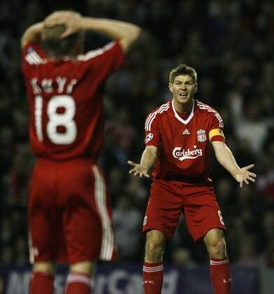 Steven Gerrard (Liverpool) hadert - EDITORIAL USE ONLY. No use with unauthorised audio, video, data, fixture lists, club league logos or live services. Online in-match use limited to 120 images, no video emulation. No use in betting, games or single club league player publications. Fußball EC 1 Herren Champions League 2008 2009, FC Gruppe Liverpool Spannung,