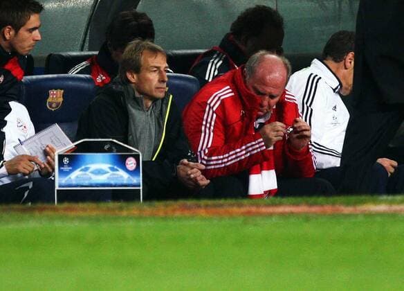 Trainer Jürgen Klinsmann (2.v.li.) und Manager Uli Hoeneß (beide Bayern, 2.v.re.) enttäuscht Fußball EC 1 Herren Champions League 2008 2009, FC Bayern München Gruppe Barcelona Enttäuschung,