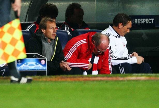 Trainer Jürgen Klinsmann (li.) und Manager Uli Hoeneß (beide Bayern, Mitte) enttäuscht Fußball EC 1 Herren Champions League 2008 2009, FC Bayern München Gruppe Barcelona Enttäuschung,
