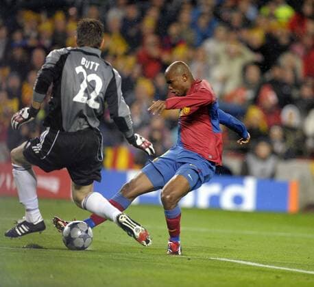 Samuel Etoo (Barca) trifft gegen Torwart Hans Jörg Butt (Bayern) zum 2:0 Fußball EC 1 Herren Champions League 2008 2009, FC Barcelona - FC Bayern München Gruppe Barcelona Dynamik,