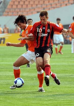 Dejan Damjanovic (FC Seoul, re.) gegen Weiwei Yuan (Shandong Luneng) -  (IMC2009040834358) Fußball Herren AFC Champions League 2008 2009, Shandong Luneng Taishan FC - FC Seoul 2:0 Gruppe o0 Asien, asiatische Jinan