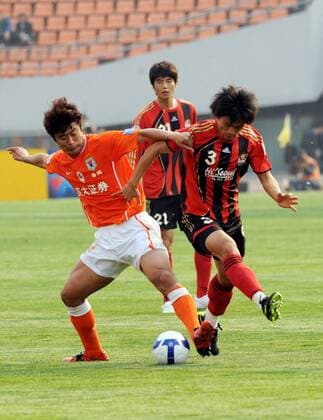 Peng Han (Shandong Luneng, li.) gegen Tae Eun Ahn (FC Seoul) -  (IMCpau26603911) Fußball Herren AFC Champions League 2008 2009, Shandong Luneng Taishan FC - FC Seoul 2:0 Gruppe o0 Asien, asiatische Jinan