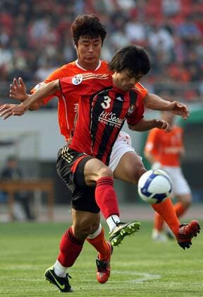Ahn Tae (FC Seoul, vorn) gegen Han Peng (Shandong Luneng) -  (CFP398258448) Fußball Herren AFC Champions League 2008 2009, Shandong Luneng Taishan FC - FC Seoul 2:0 Gruppe o0 Asien, asiatische Jinan Dynamik,