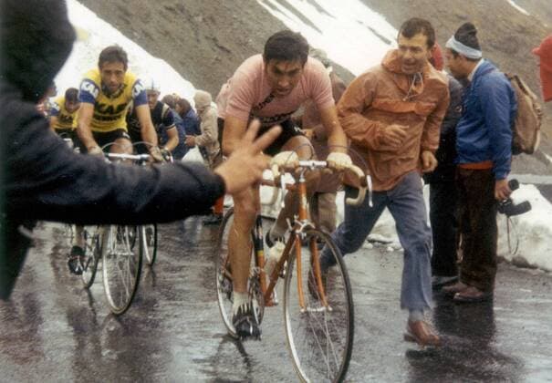 Eddy Merckx (Belgien Molteni, re.) vor Vicente Lopez Carril (Spanien Kas Kaskol) -  Radsport Herren Giro d Italia 1972, dItalia, Straßenradsport, Straße, Rad Gruppe 17. Etappe: Livigno - Passo Stelvio Dynamik,