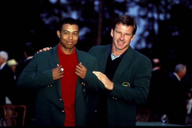 Sieger Tiger Woods (USA, li.) bekommt bei der Siegerehrung des Masters Tournament 1997 von Vorgänger Nick Faldo (England) das grüne Jackett übergestreift - (Icon5020224) Golf Herren Masters Tournament 1997, PGA Tour Gruppe Augusta Freude, EDITORIAL USE ONLY