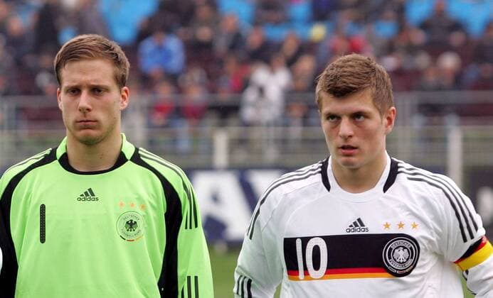 Torwart Oliver Baumann (li.) und Toni Kroos (beide Deutschland U19) - Nationalhymne -  Fußball Länderspiel Herren U 19 Freundschaftsspiel 2009, Test, Testspiel, Nationalteam, Nationaltrikot, Junioren, U19, Vdig Gruppe Indjija