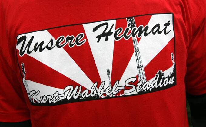 Unsere Heimat Kurt Wabbel Stadion - T Shirt wirbt für den Erhalt der Heimspielstätte des Halleschen FC Fußball Herren Regionalliga Nord 2008 2009, Hallescher FC , HFC o0 Demo, Demonstration, Protest, Fanprotest Einzelbild Halle