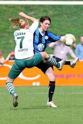 Stephanie Ende (Wolfsburg, re.) gegen Turid Knaak (Duisburg) Fußball 1. BL Damen DFB Pokal 2008 2009, Pokalspiel, Halbfinale, Frauen, Frauenfußball Gruppe Duisburg Dynamik,