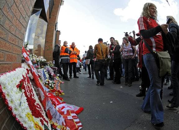 Fans des FC Liverpool gedenken der 96 Opfer der Katastrophe von Hillsborough - EDITORIAL USE ONLY. No use with unauthorised audio, video, data, fixture lists, club league logos or live services. Online in-match use limited to 120 images, no video emulation. No use in betting, games or single club league player publications. Fußball Herren English Premier League 2008 2009, 1. Englische Liga, FC Liverpool Gruppe Liverpool
