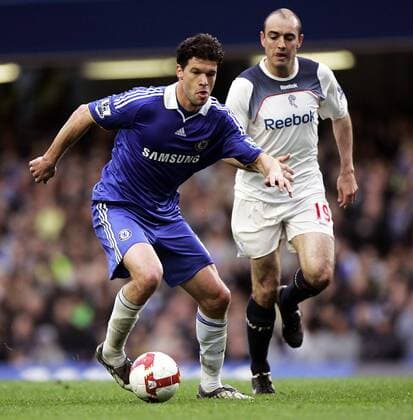 Michael Ballack (Chelsea, li.) gegen Gavin McCann (Bolton) - EDITORIAL USE ONLY. No use with unauthorised audio, video, data, fixture lists, club league logos or live services. Online in-match use limited to 120 images, no video emulation. No use in betting, games or single club league player publications. Fußball Herren English Premier League 2008 2009, 1. Englische Liga, Chelsea FC London - Bolton Wanderers 4:3 Gruppe London