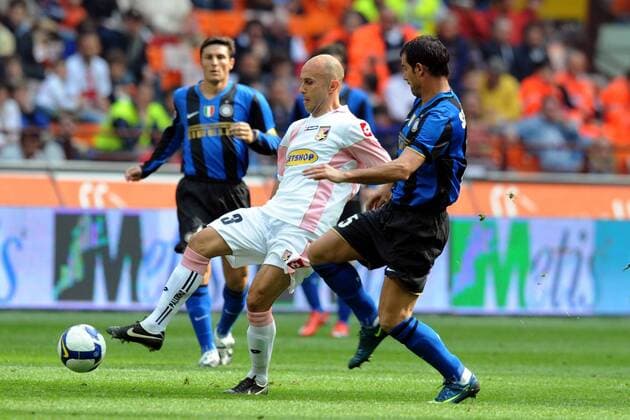 Dejan Stankovic (Inter Mailand, re.) gegen Mark Bresciano (Palermo) -  Fußball Herren Serie A 2008 2009, 1. Italienische Liga, FC Internazionale Mailand - US Palermo 2:2, Inter Gruppe Mailand Dynamik,