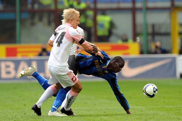 Simon Kjaer (Palermo, li.) gegen Mario Balotelli (Inter Mailand) -  Fußball Herren Serie A 2008 2009, 1. Italienische Liga, FC Internazionale Mailand - US Palermo 2:2, Inter Gruppe Mailand Dynamik,