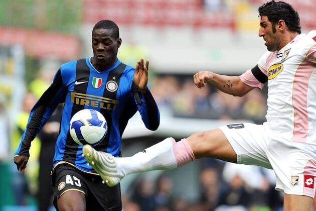 Morris Carrozzieri (Palermo, re.) gegen Mario Balotelli (Inter Mailand) -  Fußball Herren Serie A 2008 2009, 1. Italienische Liga, FC Internazionale Mailand - US Palermo 2:2, Inter Gruppe Mailand Dynamik, Kampf,