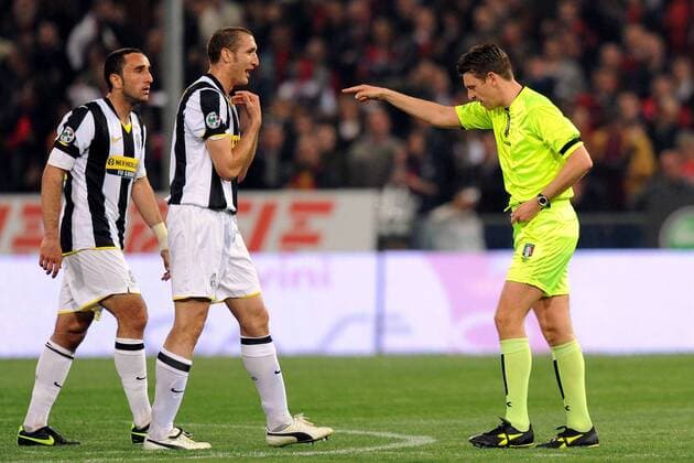 Giorgio Chiellini (re.) und Cristian Molinaro (beide Juventus Turin) reklamieren gegenüber Schiedsrichter Gianluca Rocchi -  Fußball Herren Serie A 2008 2009, 1. Italienische Liga, Juve Gruppe Genua Spannung,