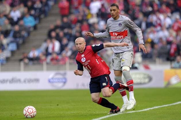 Florent Balmont (Lille, li.) gegen Guillaume Hoarau (Paris St. Germain) -  Fußball Herren Ligue 1 2008 2009, 1. Französische Liga, OSC Lille - Paris St. Germain 0:0, PSG Gruppe Lille
