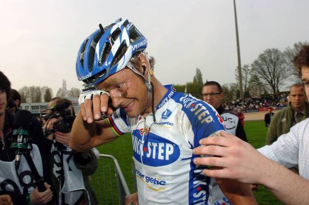 Tom Boonen (Belgien Quick Step) gewinnt Paris Roubaix 2009 -  Radsport Herren Paris Roubaix 2009, Straßenradsport, Straße, Rad Einzelbild Roubaix Erschöpfung,