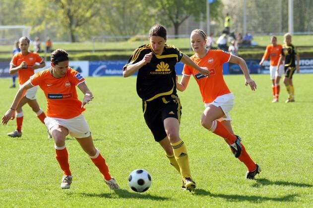 Birgit Prinz (FFC Frankfurt, Mitte) gegen im Duell Fußball 1. BL Damen Saison 2008 2009, Frauen, Frauenfußball, 1. FFC Frankfurt - SG Essen Schönebeck 2:2 Gruppe Frankfurt M. Dynamik,