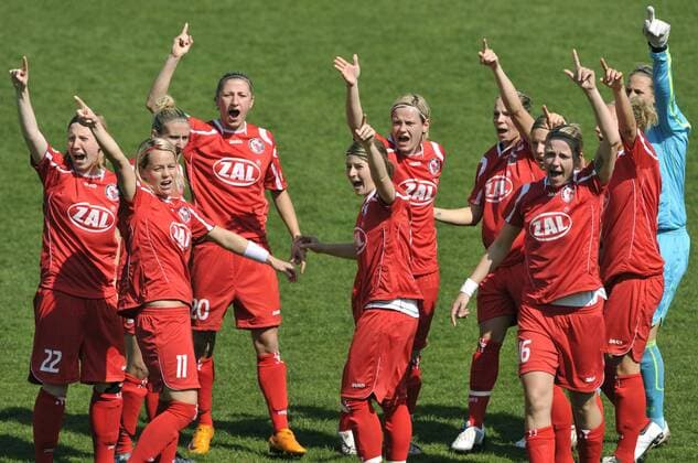 Schlussjubel Potsdam Fußball Damen DFB Pokal 2008 2009, Frauen, Frauenfußball, Pokalspiel, Halbfinale, 1. FFC Turbine Potsdam Gruppe Potsdam Freude,