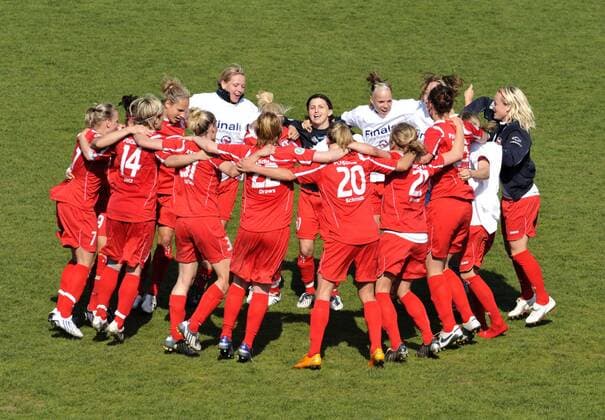 Schlussjubel Potsdam Fußball Damen DFB Pokal 2008 2009, Frauen, Frauenfußball, Pokalspiel, Halbfinale, 1. FFC Turbine Potsdam Totale Potsdam Freude,