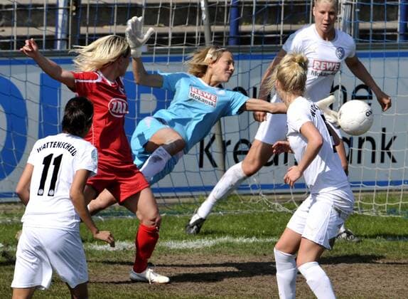 Torfrau Lena Hohlfeld (Wattenscheid, Mitte) gegen Leni Larsen Kaurin (Potsdam, 2. v. li.) Fußball Damen DFB Pokal 2008 2009, Frauen Frauenfußball Pokalspiel 1. FFC Turbine Potsdam - SG Wattenscheid 09 3:0 Gruppe Potsdam Dynamik,