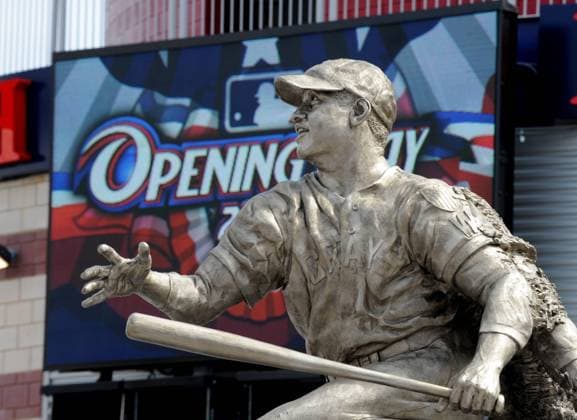 Statue von Josh Gibson (USA) vor dem Nationals Park, Heimspielstätte der Washington Nationals -  (WAP20090413101) Baseball Herren MLB 2009, Major League, Einzelbild Nationals Park Washington DC, D C