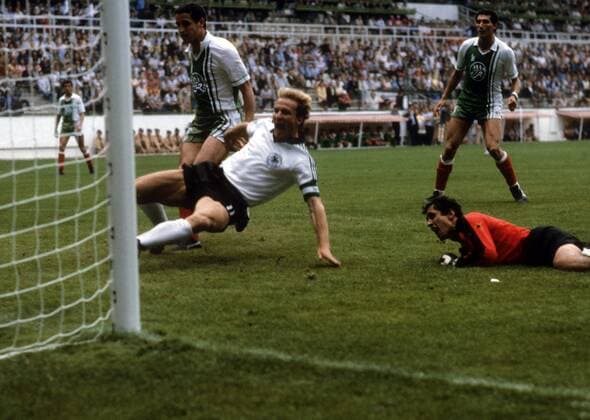 Karl Heinz Rummenigge (BR Deutschland, 2.v.li.) trifft zum 1:1 gegen Faouzi Mansouri (li.) und Torwart Mahdi Cerbah (beide Algerien) Fußball WM Herren WM 1982, Länderspiel, Nationalteam, Nationaltrikot, BRD - Algerien 1:2 Gruppe Gijon Dynamik, Kampf,