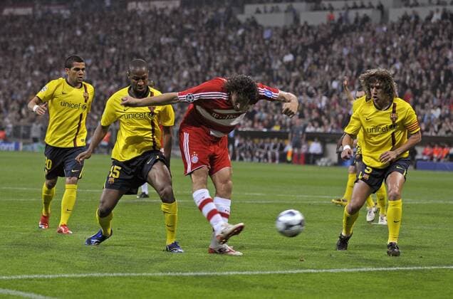 Luca Toni (Bayern, 2.v.re.) gegen Daniel Alves (li.), Seydou Keita (2.v.li.) und Carles Puyol (alle FC Barcelona) Fußball EC 1 Herren Champions League 2008 2009, FC Bayern München - FC Barcelona, Barca Gruppe München Dynamik,