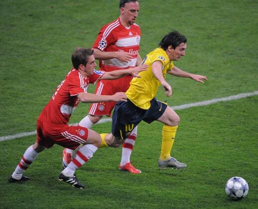 Lionel Messi (FC Barcelona, re.) gegen Philipp Lahm (li.) und Franck Ribery (beide Bayern) Fußball EC 1 Herren Champions League 2008 2009, FC Bayern München - FC Barcelona, Barca Gruppe München Dynamik,