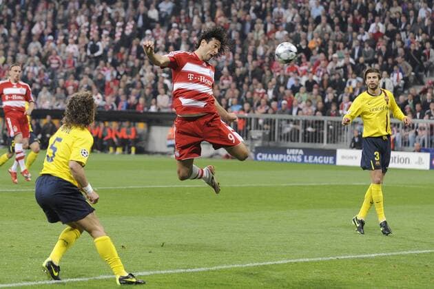 Luca Toni (Bayern, Mitte) gegen Carles Puyol (li.) und Gerard Pique (beide FC Barcelona) Fußball EC 1 Herren Champions League 2008 2009, FC Bayern München - FC Barcelona, Barca Gruppe München Dynamik,