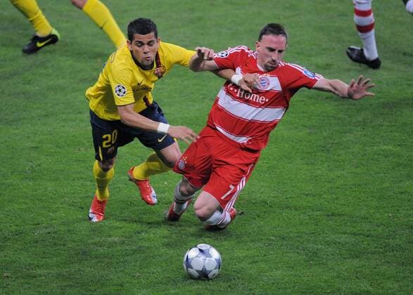 Daniel Alves (FC Barcelona, li.) gegen Franck Ribery (Bayern) Fußball EC 1 Herren Champions League 2008 2009, FC Bayern München - FC Barcelona, Barca Gruppe München Dynamik,