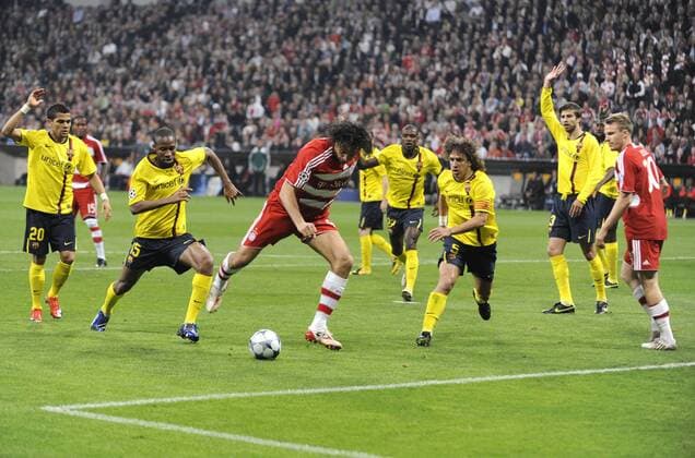 Luca Toni (Bayern, 3.v.li.) gegen Seydou Keita (2.v.li.) und Carles Puyol (beide FC Barcelona, 3.v.re.) Fußball EC 1 Herren Champions League 2008 2009, FC Bayern München - FC Barcelona, Barca Gruppe München Dynamik,