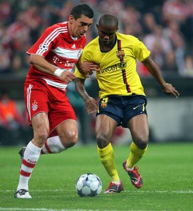 Lucio (Bayern, li.) gegen Samuel Eto o (FC Barcelona) -  Fußball EC 1 Herren Champions League 2008 2009, FC Bayern München - FC Barcelona, Barca Gruppe München Dynamik,